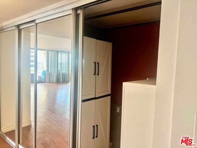 Building Photo - 4314 Marina City Dr