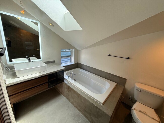 Building Photo - Modern Townhome Just One Block from Green ...
