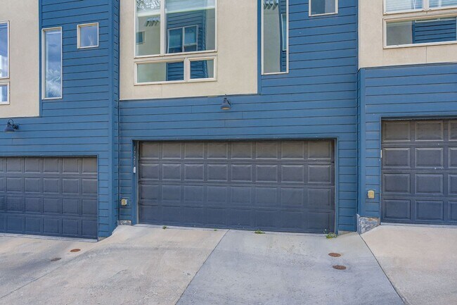 Building Photo - Luxury 3 bed, 3.5 bath Townhome Blocks fro...