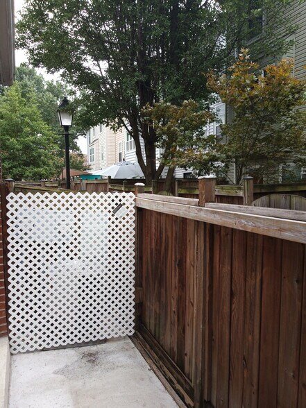 private patio - 818 N Fayette St