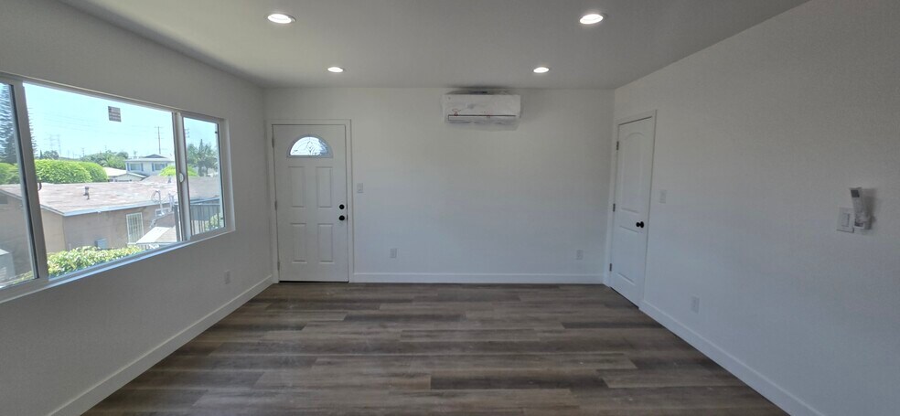 Building Photo - 833 E 92nd St