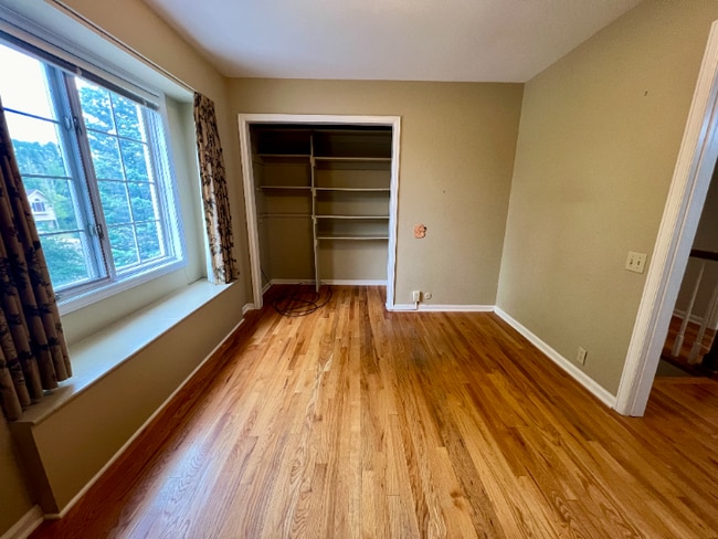 Building Photo - Spacious 4-Bed Retreat with Guest Suite & Fireplace