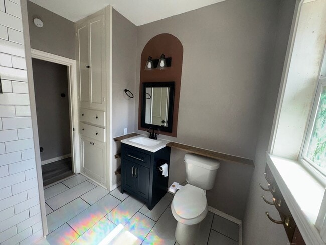 Building Photo - Lovely 3 Bedroom, 2 Bath Bungalow in the H...