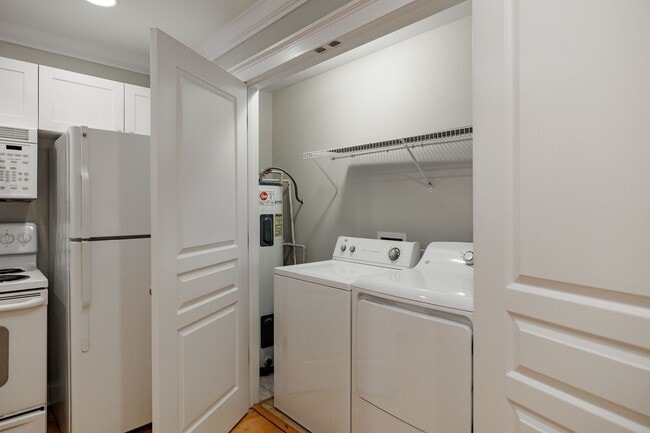 Building Photo - Cottage One-story Condo - Lease through July