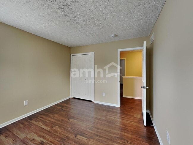 Building Photo - 512 Longview St