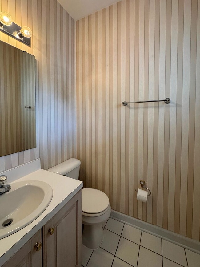 Building Photo - Charming 3 Bed 2.5 Bath Home in Gated Community