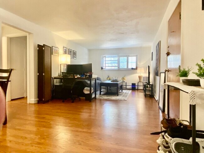 Building Photo - 15 Commonwealth Ct
