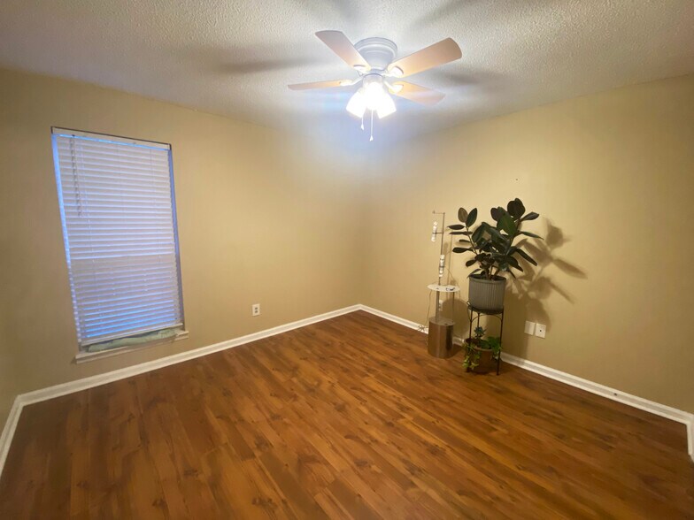 Building Photo - 513 Granville Ct