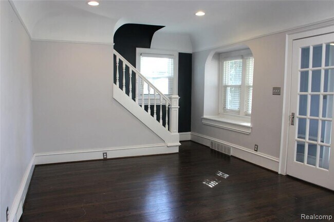 Building Photo - 115 E Lincoln St