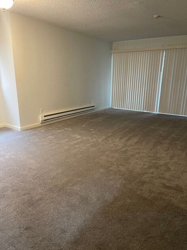 Building Photo - Ground Floor unit with a nice upgrade and small fenced Patio