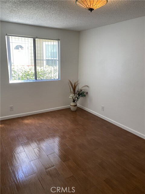 Building Photo - 1943 Vista Del Mar Ave