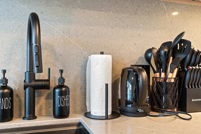 Building Photo - 121 NE 5th St