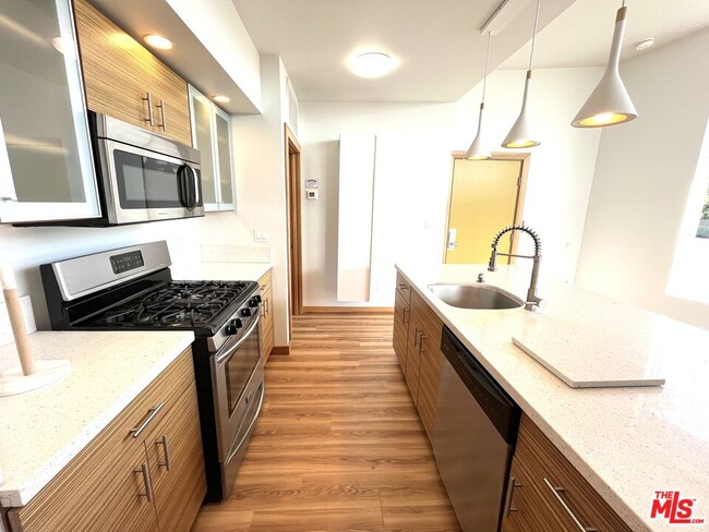 Building Photo - 503 N San Vicente Blvd