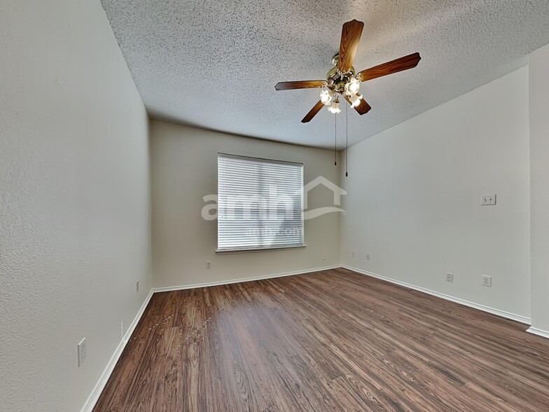 Building Photo - 5820 Vista Glen Ln