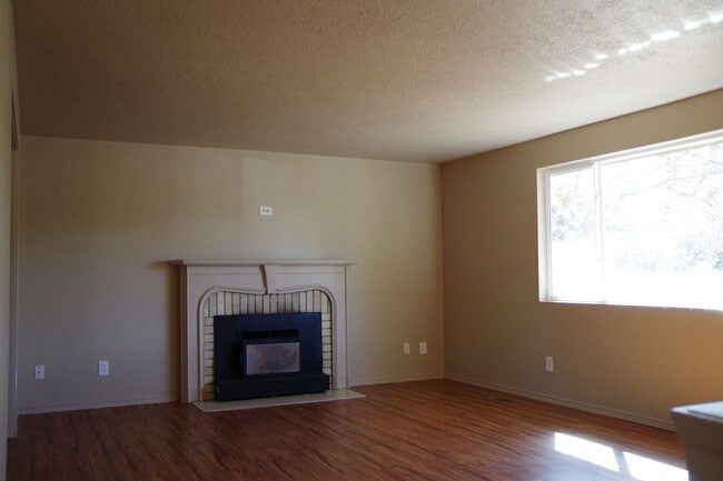 Building Photo - NOW AVAILABLE! MUST SEE - BEAUTIFUL 4BR/3B...