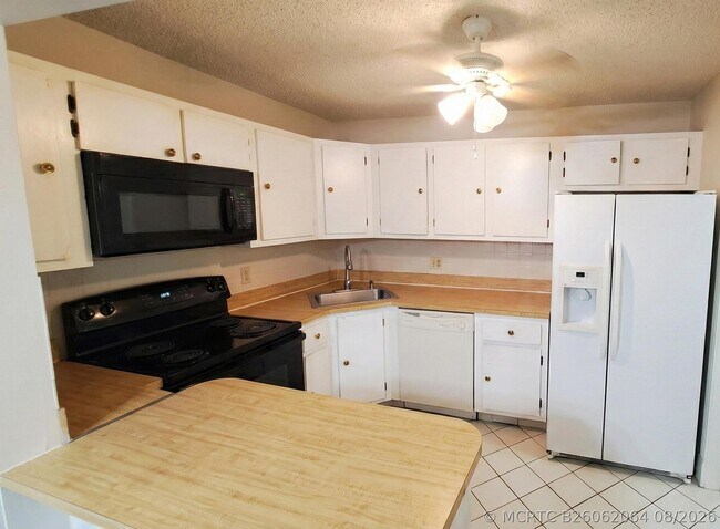 Building Photo - 222 Pine HOV Cir