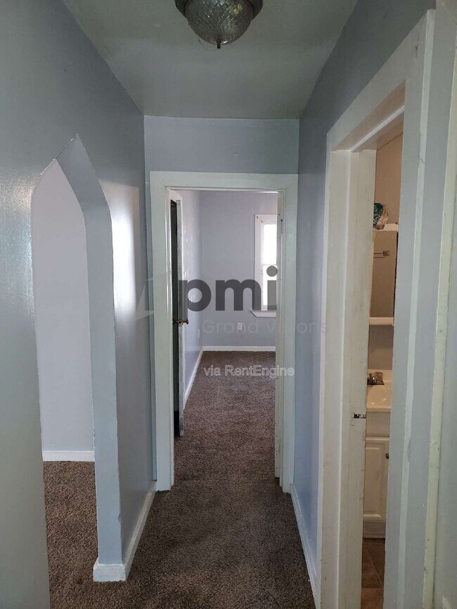 Building Photo - 1312 E Olive St