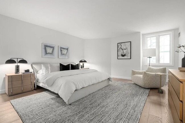 Building Photo - Sunny large 1 bedroom 1 bath condo