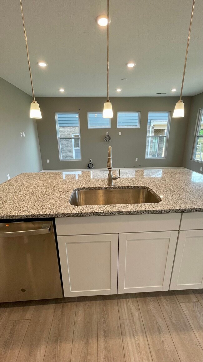 Building Photo - 5011 S Castle Ct