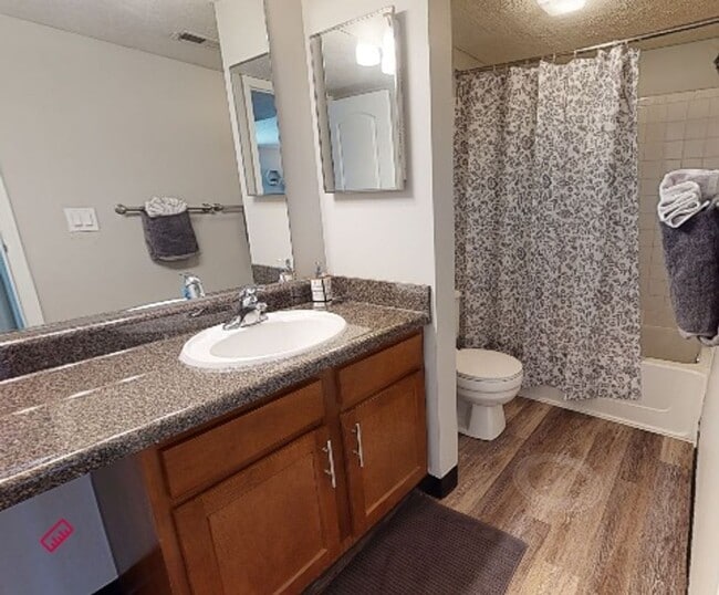 Building Photo - Available now! 2 bed 2 bath with wood burning fireplace in Dublin City Schools!