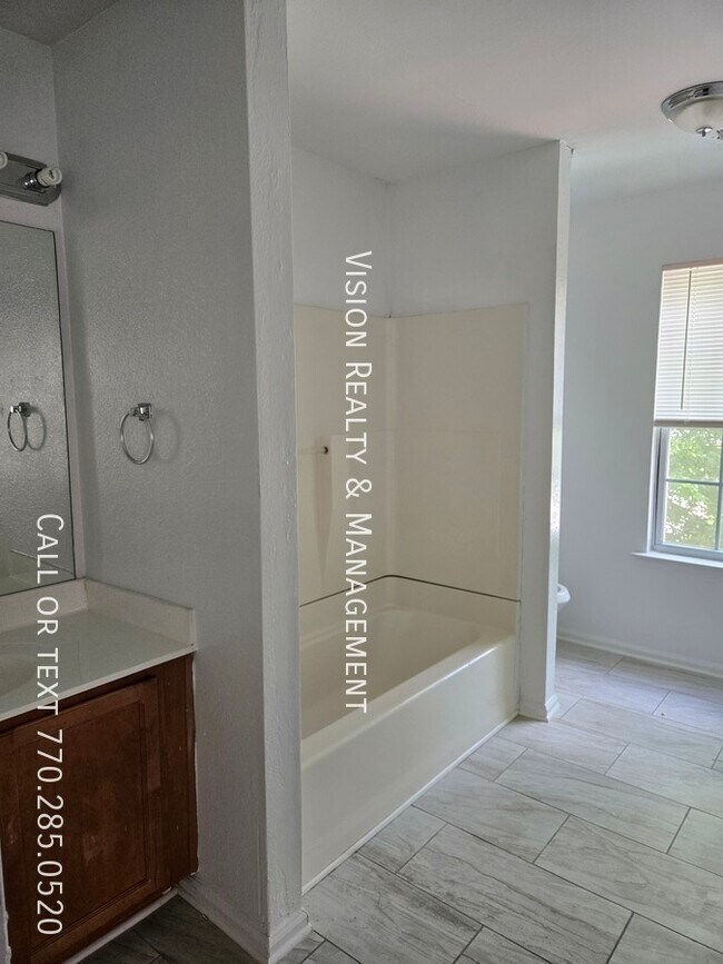 Building Photo - 4447 Ravenwood Dr
