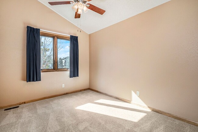 Building Photo - Highlands Ranch 3 Bedroom 2.5 Bath 2 Car G...