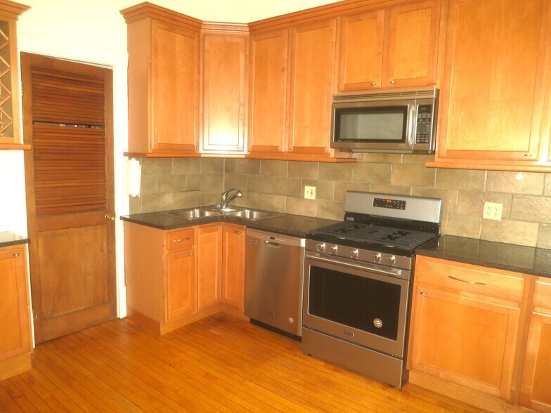 Building Photo - 833 W Newport Ave