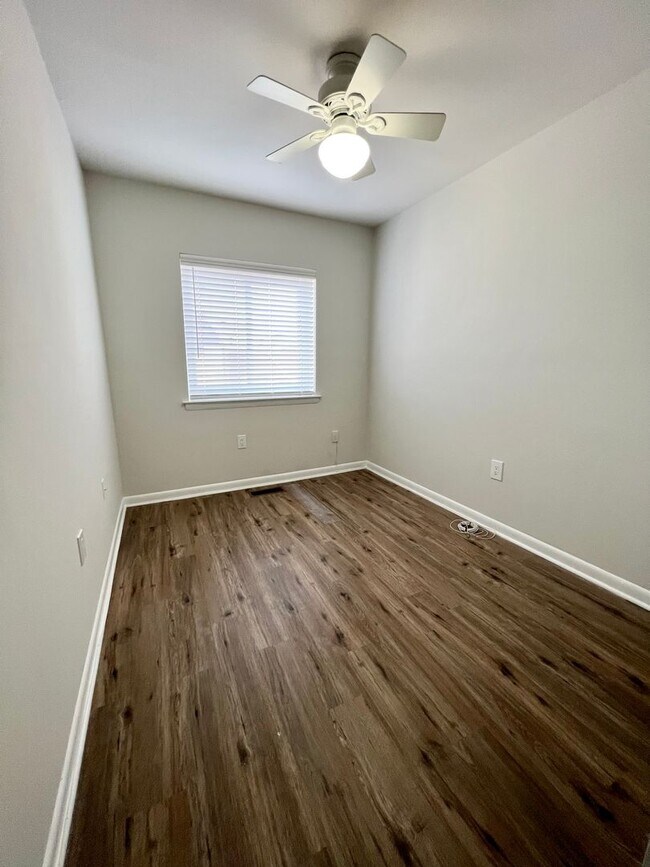 Building Photo - Luxurious 3-Bedroom Townhome in Logan Square with Parking Space Included! Available mid-August!