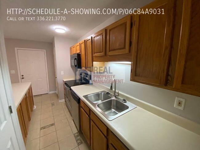 Building Photo - Pristine 2 Bed / 2 Bath Condo on Glendale ...