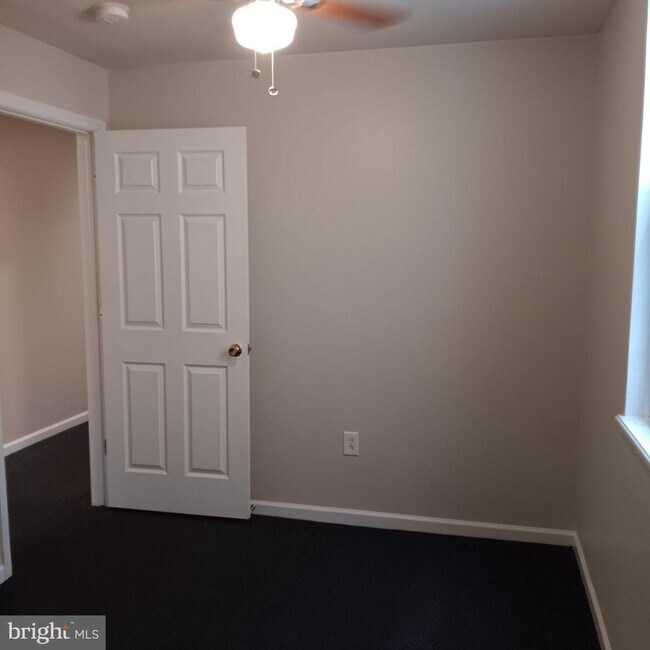 Building Photo - 1732 W Diamond St