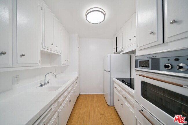 Building Photo - 7032 Lanewood Ave