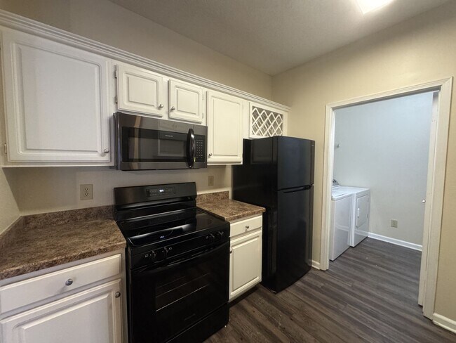 Building Photo - Move In Special! 2 Bed / 2 Bath Upstairs C...
