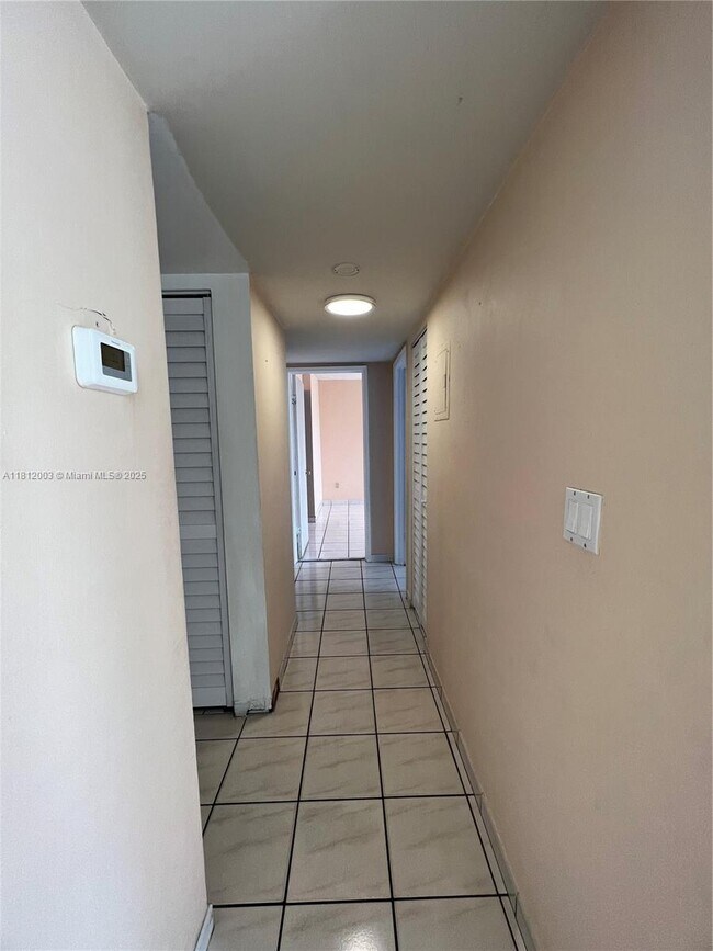 Building Photo - 8887 Fontainebleau Blvd