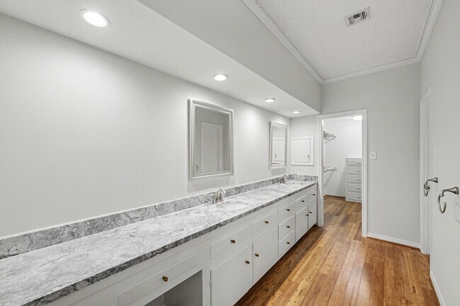 Building Photo - 10811 Hunters Forest Dr