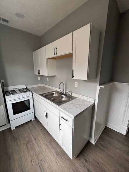 Fridge included and microwave - 3537 Fleming Ave