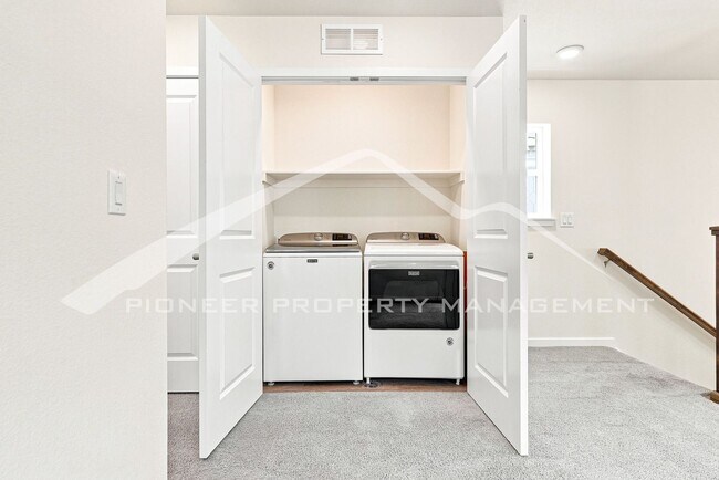 Building Photo - Charming Home with Central AC and Washer/Dryer