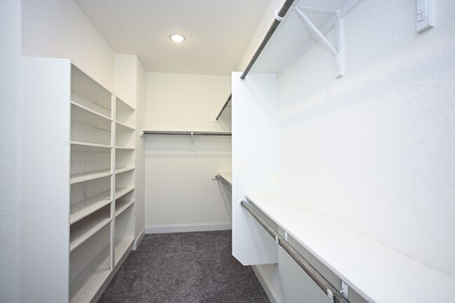 Building Photo - 1438 Oaklawn Dr
