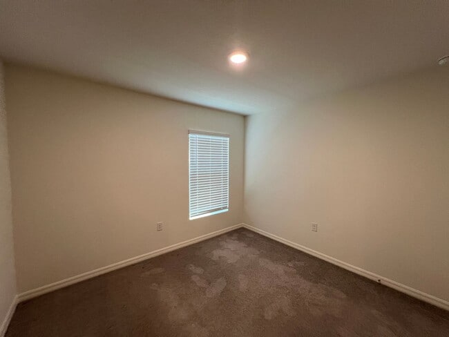Building Photo - 4 Bedroom, 2 Bathroom Home in the Highly D...