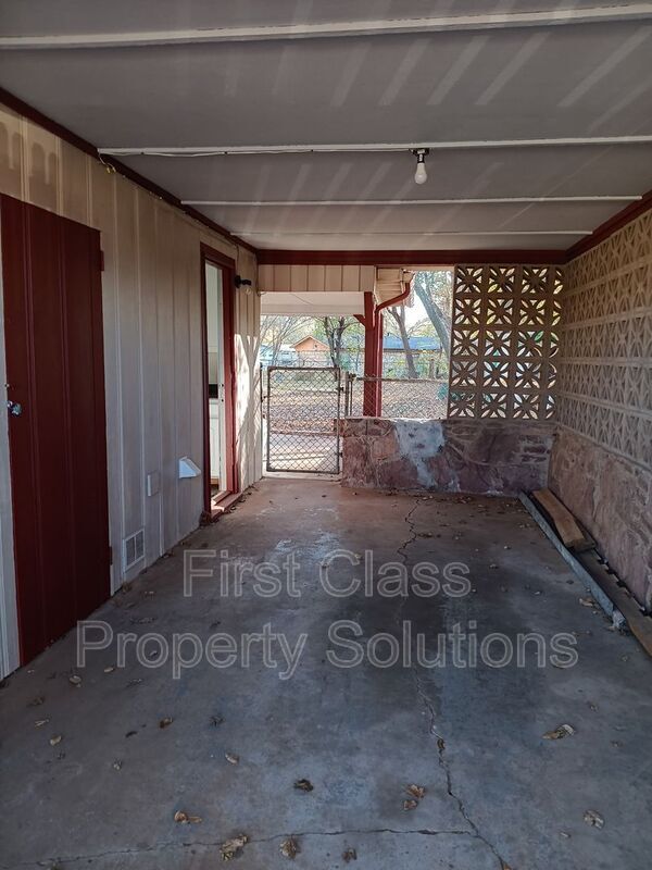 Building Photo - 3808 SE 15th St