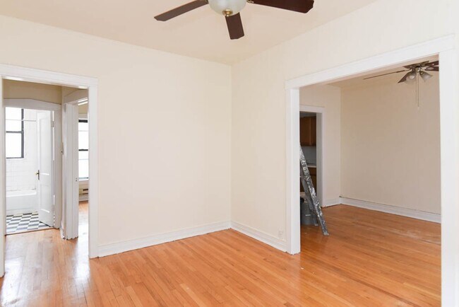 Building Photo - 834 W Waveland Ave