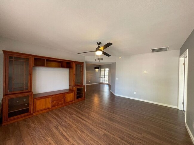 Building Photo - 2 Bedroom / 2 Bath Condo in a guard gated ...