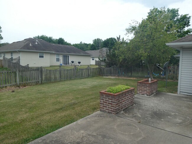 Building Photo - 3 Bedroom 2 Bath Home in Seven Oaks Neighborhood