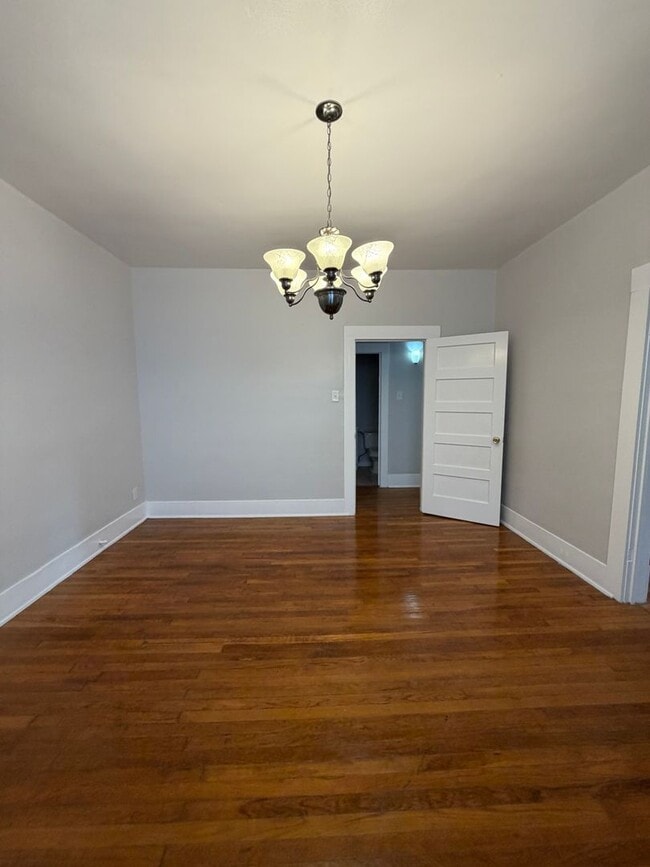 Building Photo - Stylish 2/2 Bungalow with Modern Kitchen & Spacious Backyard