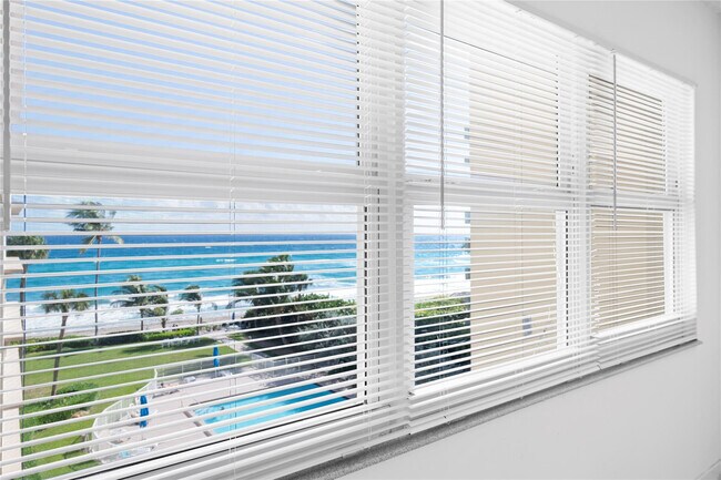 Building Photo - 1069 Hillsboro Mile