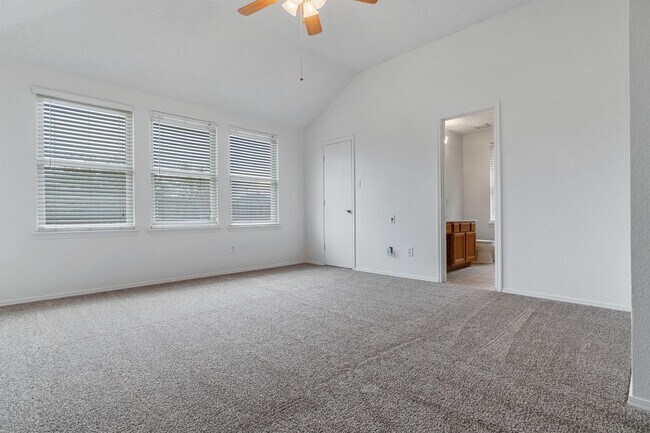 Building Photo - With easy access to the main stops in Forn...