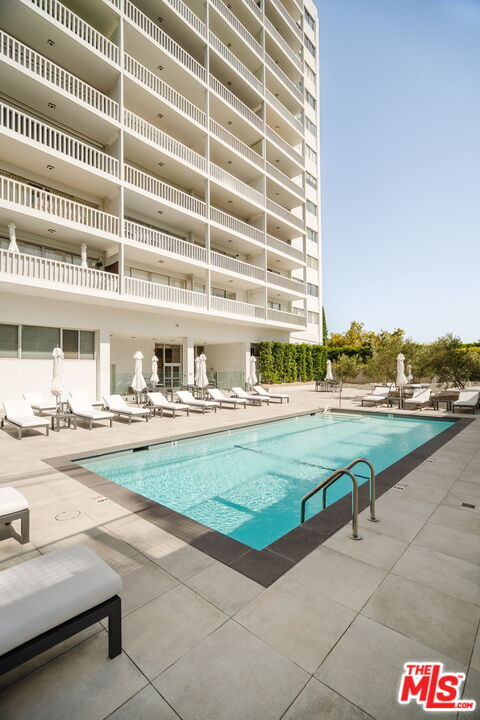 Building Photo - 999 N Doheny Dr