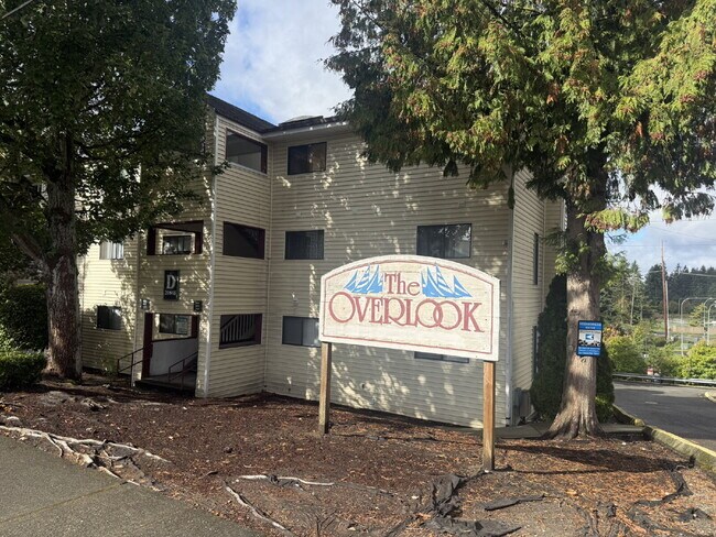 Building Photo - Updated 2 Bed, 2 Bath with Balcony and Fireplace, Great Location!