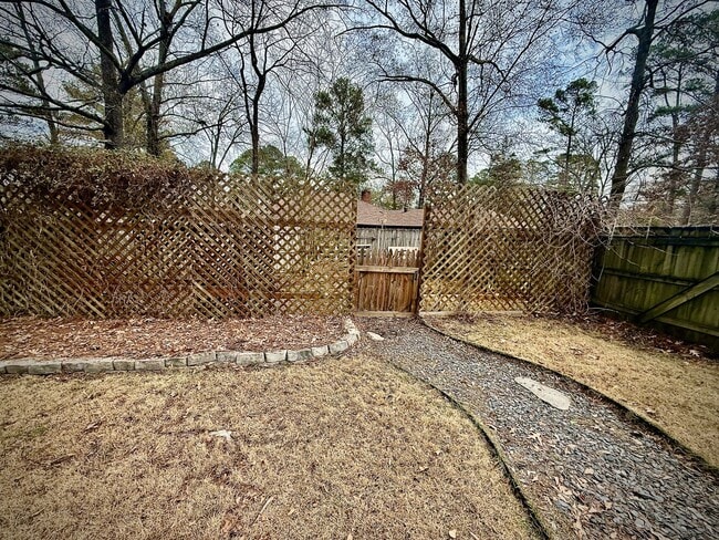 Building Photo - Great 3 BR home by the Reservoir