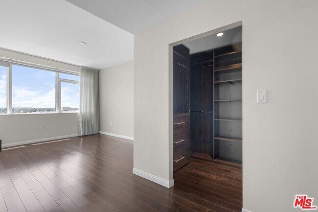 Building Photo - 3785 Wilshire Blvd
