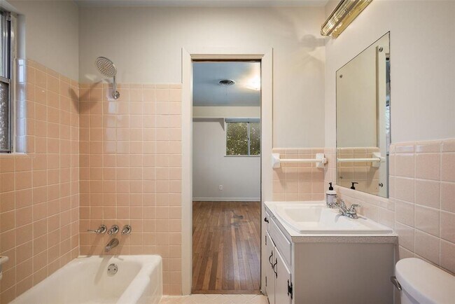 Building Photo - 904 Neans Dr